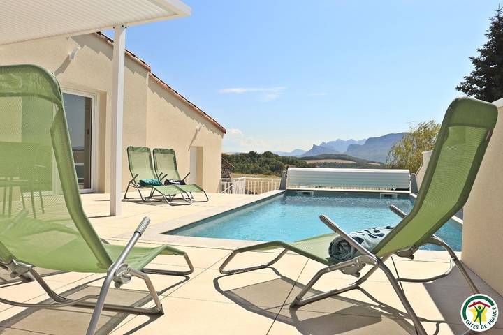 Gîte pour 6 personnes, avec terrasse ainsi que piscine et jardin à Autichamp