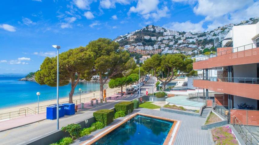 Appartement de vacances pour 4 personnes, avec piscine ainsi que balcon et vue, animaux acceptés