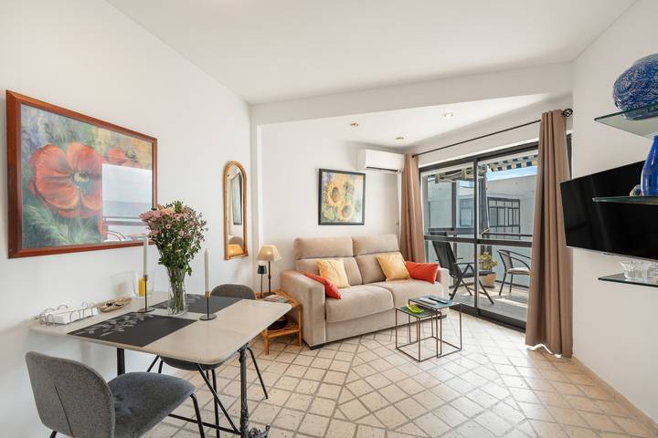 Entire apartment, Comfortable Valdecantos Apartment with Sea View, Wi-Fi and Air Conditioning in Marbella Centre, Marbella