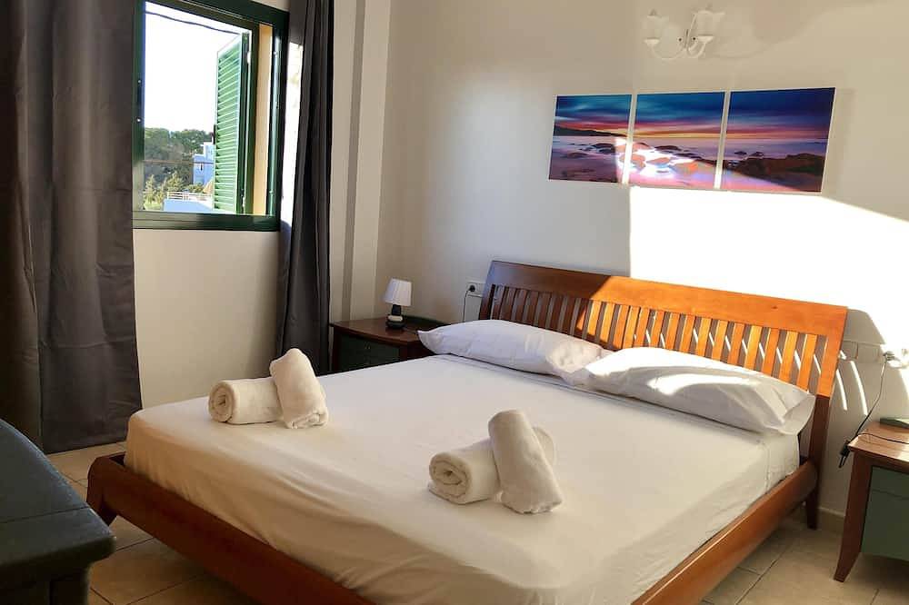 Entire apartment, Low Price Es Pujols center excellent location 5 minutes walk from the beach in Es Pujols, Formentera