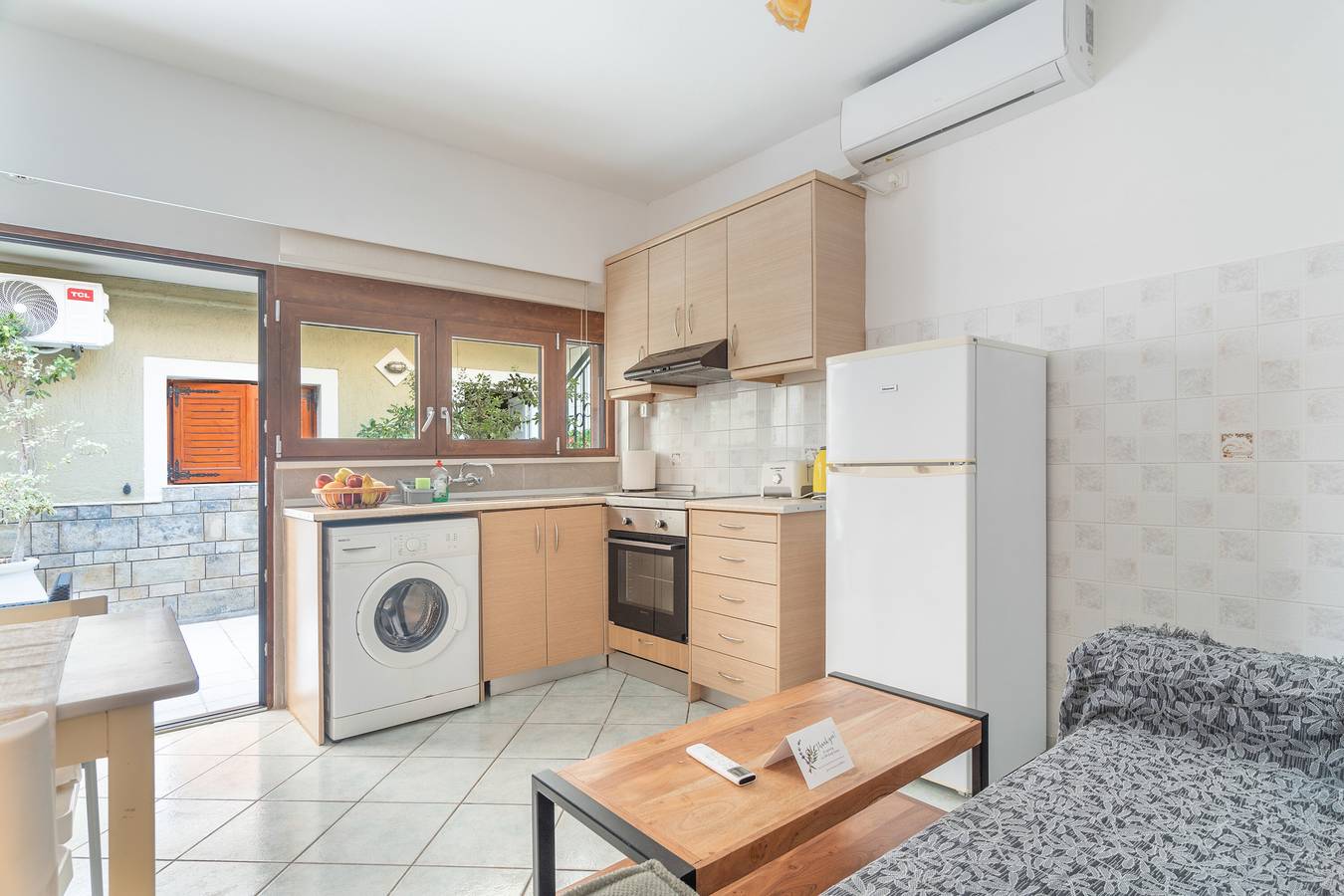 Entire studio, Studio 'Ainos' with Private Terrace, Wi-Fi and Air Conditioning in Argostoli, Kefalonia