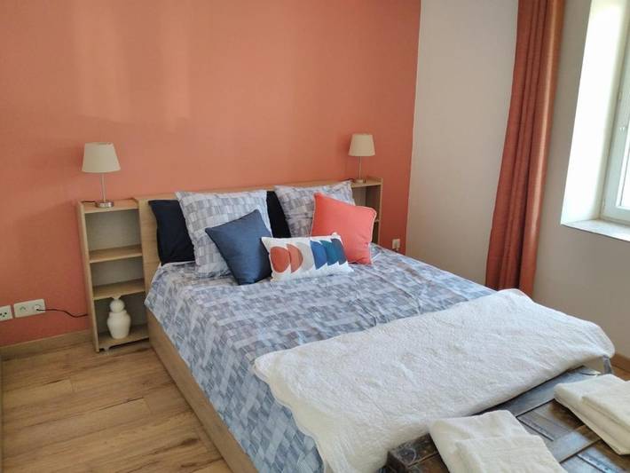 Location de vacances pour 2 personnes, avec jardin et piscine ainsi que terrasse et vue à Châlus - 4