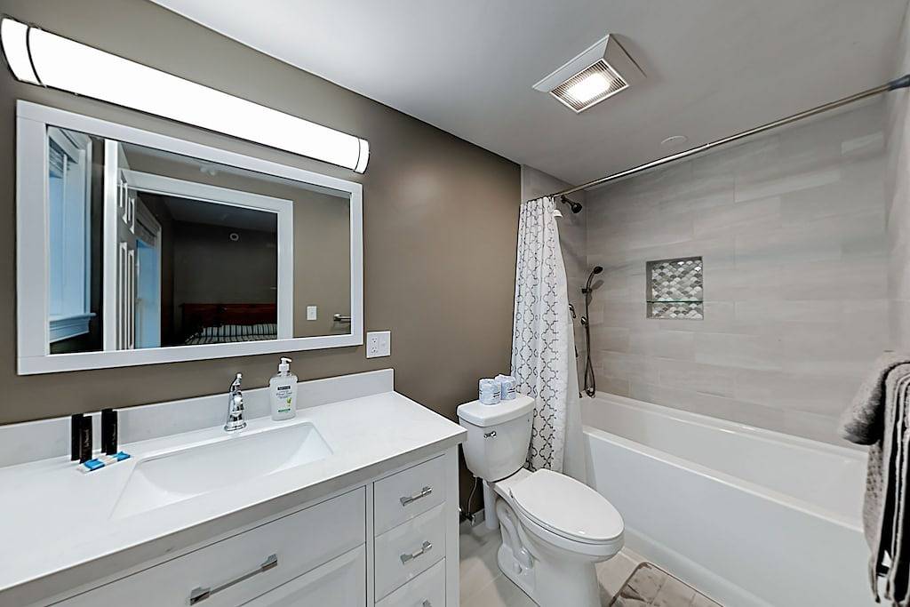 Ganze Wohnung, Sleek, modern home with central Ac - steps to private beach & near trail in Dennis Port, Dennis