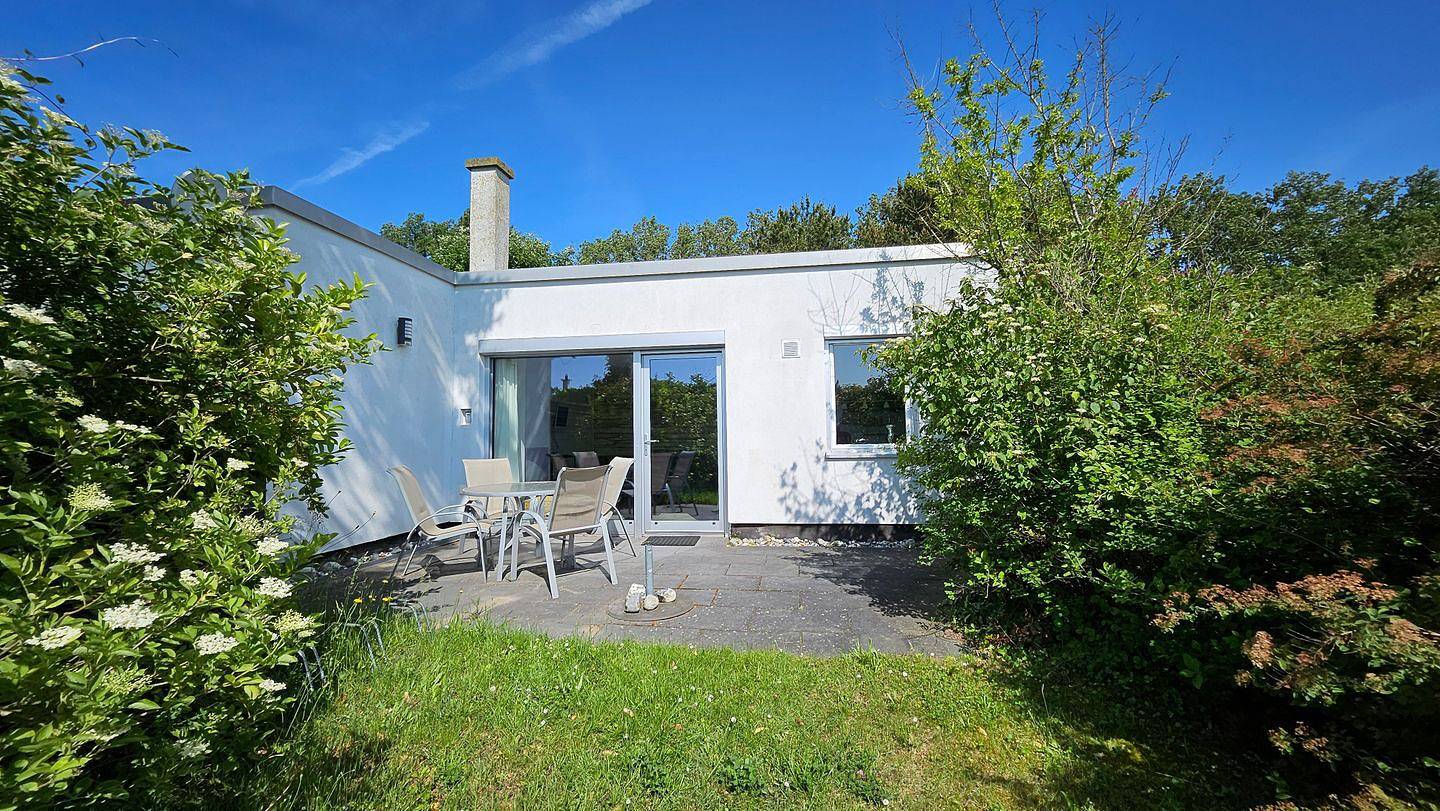 Stilvolles Ferienhaus nahe Ostseestrand mit Terrasse und Kamin in Diedrichshagen in Warnemünde Strand, Rostock