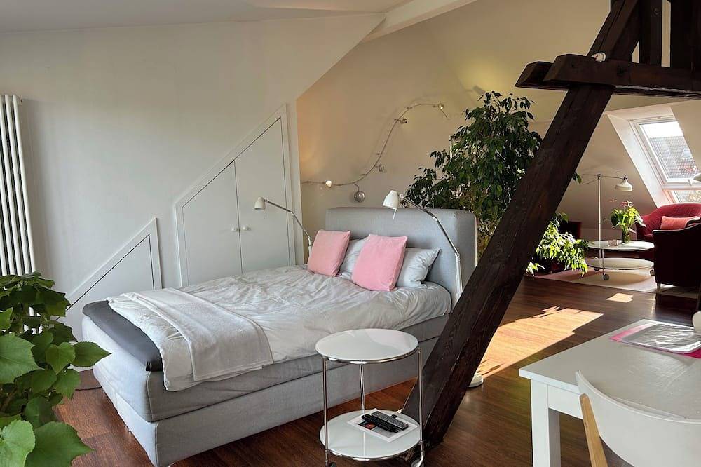 Ganze Wohnung, Attic studio in the Geteviertel - close to the city, trade fair, university, stadium and Weser cycle path in Bremen, Bremen Bundesland