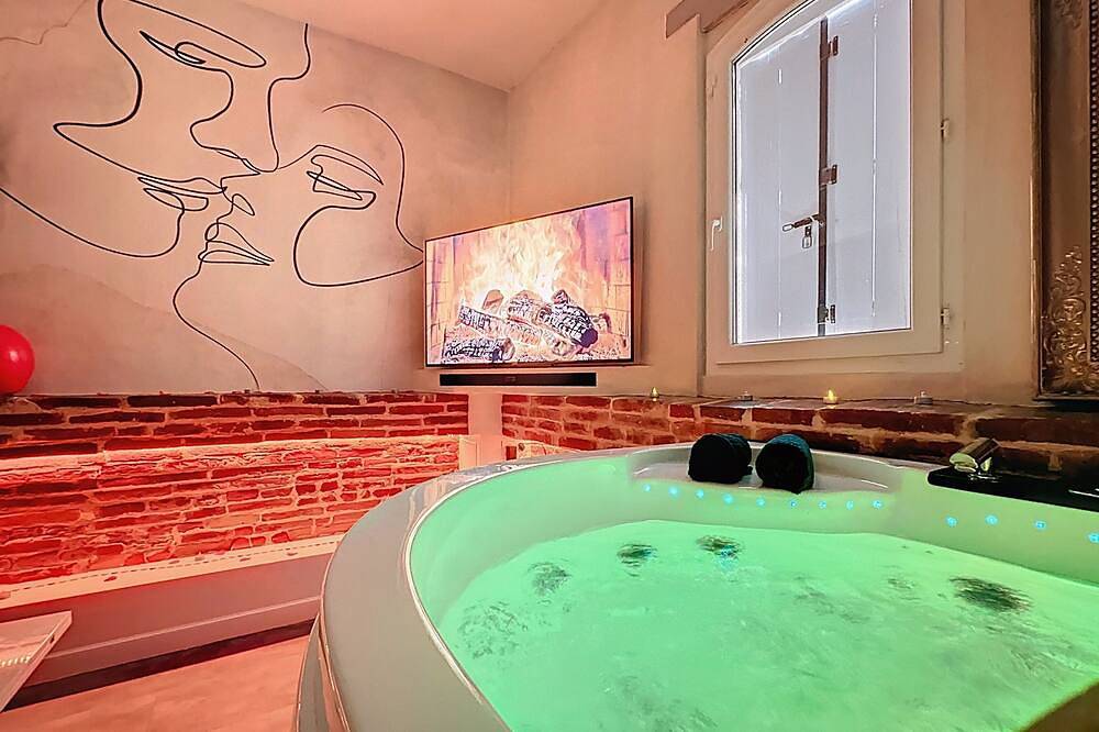 L'Antre vue - jacuzzi au château in Belberaud, Canal du Midi