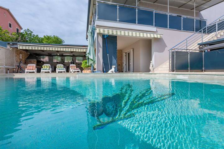 Ferienwohnung für 3 Personen, mit Balkon/Terrasse und Terrasse sowie Pool und Sauna