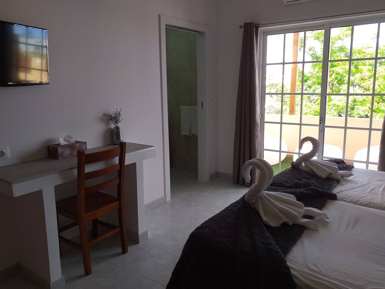Zimmer 'South Side Guesthouse - Quarto E' mit Gemeinschaftspool, Wlan und Klimaanlage in Quelfes, Parque Natural da Ria Formosa