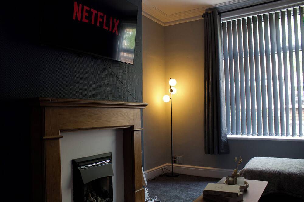 Modern 3Br Stay for 8 | Easy City Access + Parking + Pool Table for Family Fun in Manchester, Greater Manchester