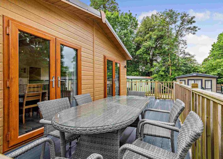 Deluxe 3 Lodge, slps 8, parking, ensuite & decking in Bowness-on-Windermere, Lake District