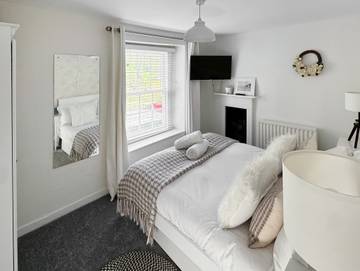 Log Cabin for 4 People in Aberdovey, Cardigan Bay, Photo 2