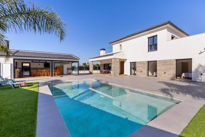 Chalet para 16 personas, con terraza además de jardín y piscina - 1