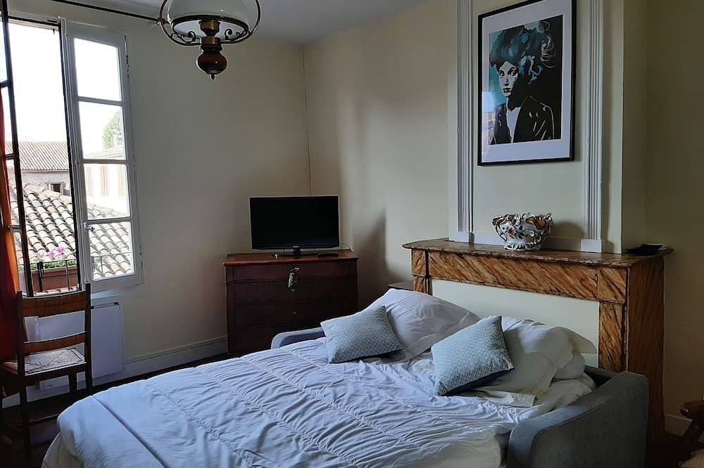 Entire apartment, Large charming studio in Cordes-sur-Ciel, Albi region