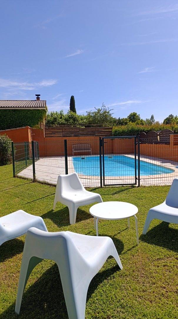 Gîte pour 5 personnes, avec piscine ainsi que jardin et terrasse