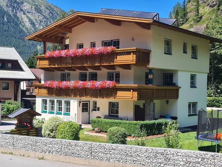 BnB für 4 Personen, mit Garten und Ausblick in Huben
