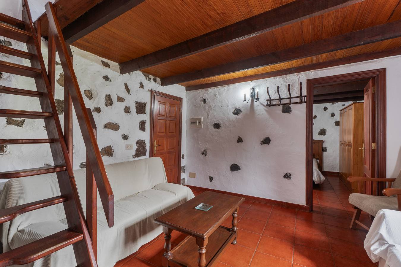 Apartamento entero, Apartamento 'Higuera Morales' con vistas a la montaña y terraza privada in El Mocanal, Valverde