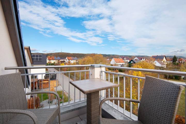 Entire apartment, Attic Studio on the Danube Cycle Path with Mountain View, Balcony, and Wi-Fi in Tegernheim, Eastern Bavaria