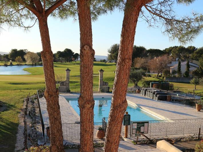 Location de vacances pour 4 personnes, avec jardin ainsi que piscine et terrasse à Mallemort