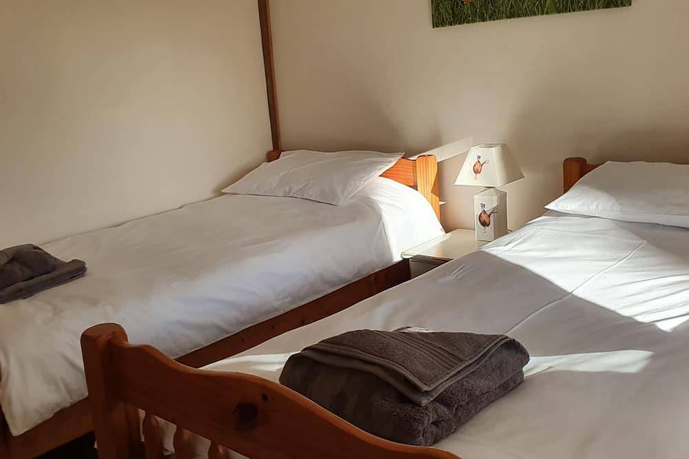 Woodpecker Lodge, a secluded log cabin in beautiful north Devon in Devon