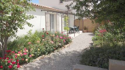 Gîte pour 4 personnes, avec terrasse et jardin à Fontvieille