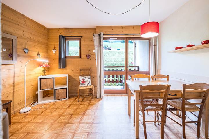 Entire studio, Studio Apartment '1 - La Gentiane' with Mountain View, Shared Garden and Wi-Fi in Cohennoz, Albertville region