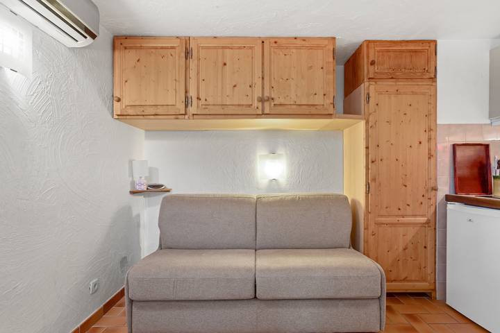 Entire studio, Studio Apartment 'Les Cyclamens - Les Ecureuils' with Shared Pool, Wi-Fi and Air Conditioning in Saint-Raphaël, Mediterranean Coast (France)