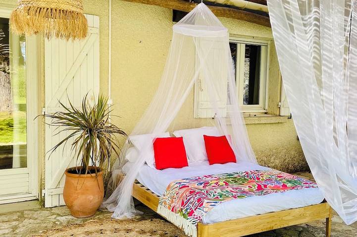 Gîte pour 8 personnes, avec jacuzzi ainsi que jardin et piscine, animaux acceptés