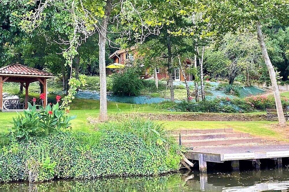 Fishing cottage on the banks of the Lot in Pinel-Hauterive, Región de Villeneuve-sur-Lot
