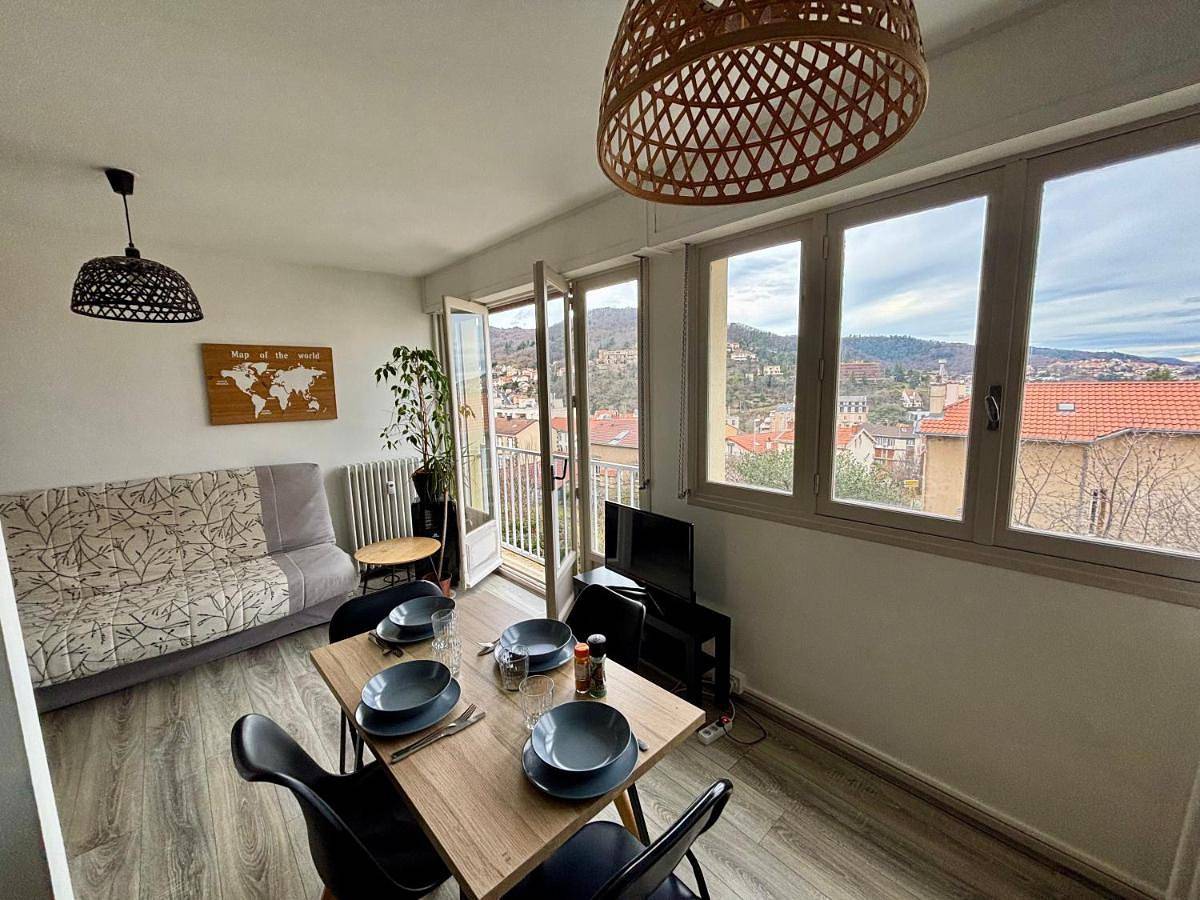Appartement entier, Belle vue à 500m des thermes - climatisé in Royat, Parc naturel régional des Volcans d'Auvergne