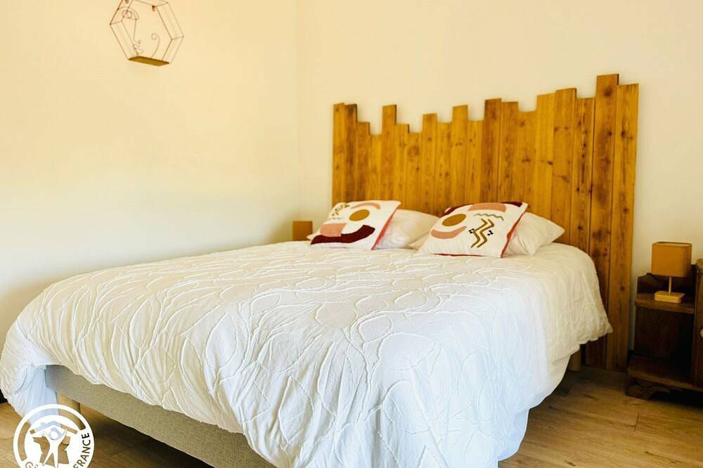 Charming cottage in Vendée with spa and sauna in La Roche-sur-Yon, Loire Valley