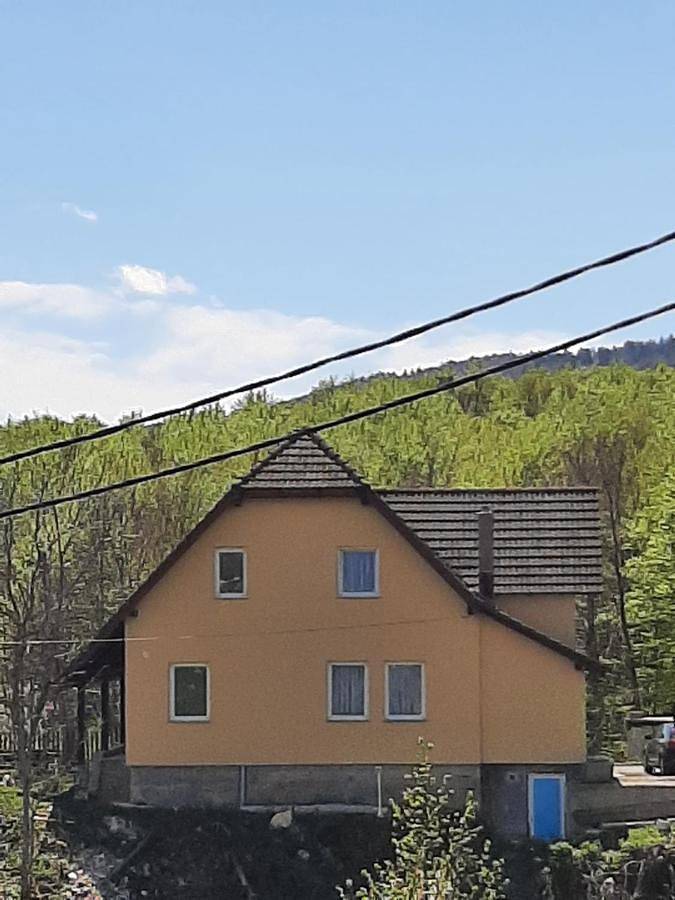 Gîte pour 6 personnes, avec jardin ainsi que vue et balcon dans Poljanak