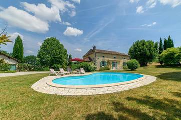 Gîte pour 10 personnes, avec jardin ainsi que terrasse et piscine, animaux acceptés à Beaugas