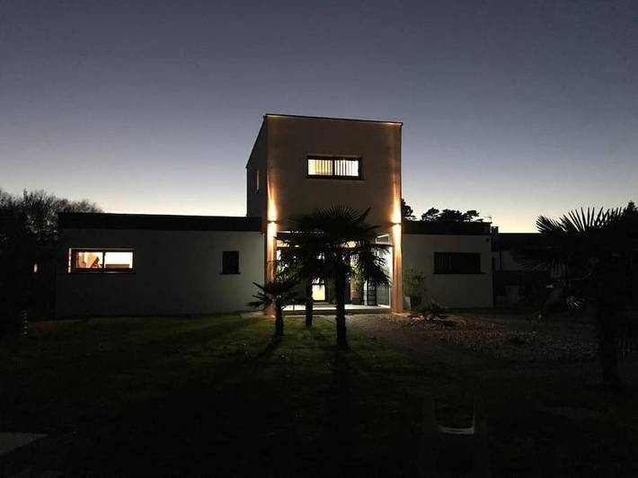 Location de vacances pour 8 personnes, avec jardin et terrasse ainsi que piscine et jacuzzi à Mées