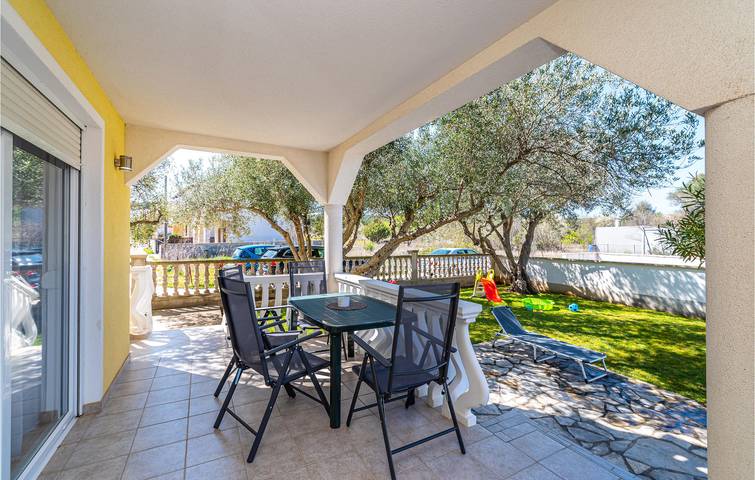 Ganze Ferienwohnung, Reizende 1-Zimmer-Wohnung mit Pool, WLAN und Parkplatz in Küstennähe in Donji Karin, Zadar