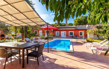 Bungalow für 12 Personen, mit Terrasse und Pool in Pula