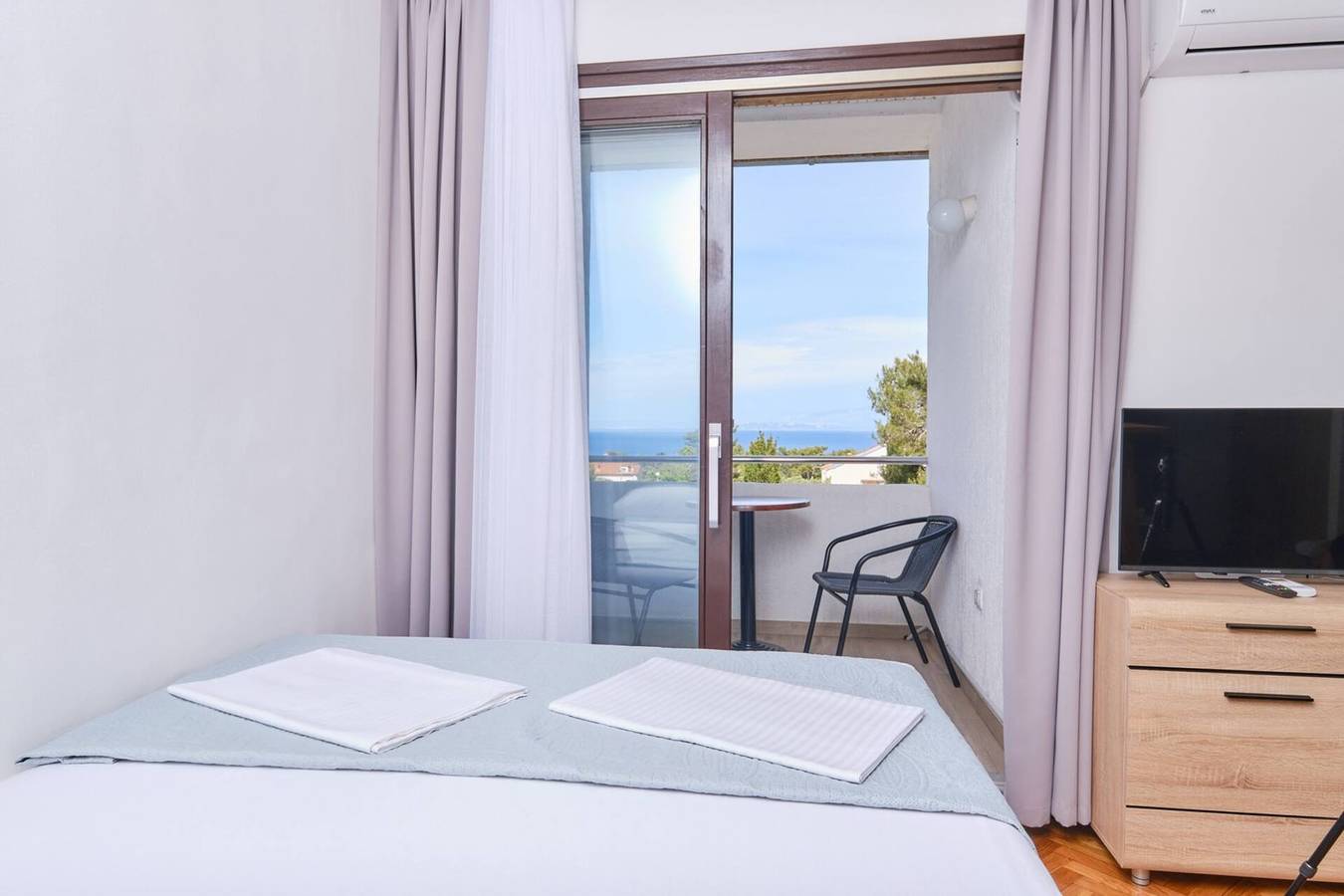 Ganze Wohnung, Das Apartment Billy 1 im ersten Stock bietet Platz für 3 Personen.Es verfügt über ein Schlafzimmer, ein Wohnzimmer, eine Küche, ein Badezimmer mit Dusche und einen Balkon mit Blick auf das Meer. in Mali Lošinj, Lošinj