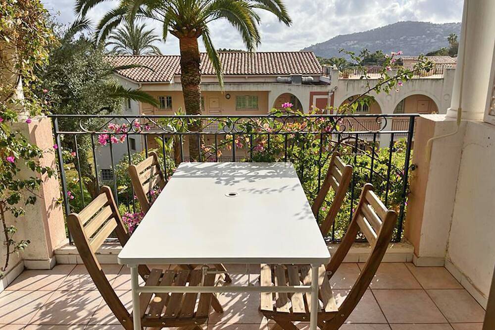 Entire apartment, 23. A cosy little apt with pool, tennis court & parking in a quiet residence in Villefranche-sur-Mer, Nice region