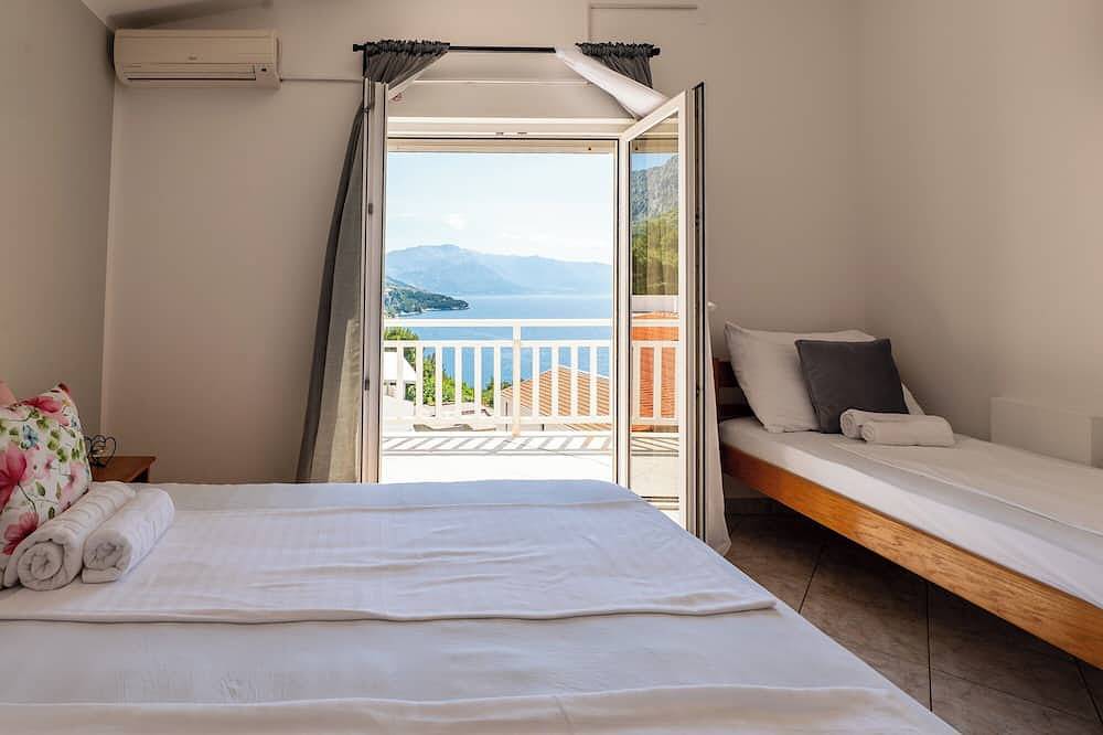 Entire apartment, 301 room with balcony, sea view & hot tub access in Lokva Rogoznica, Split-Dalmatia
