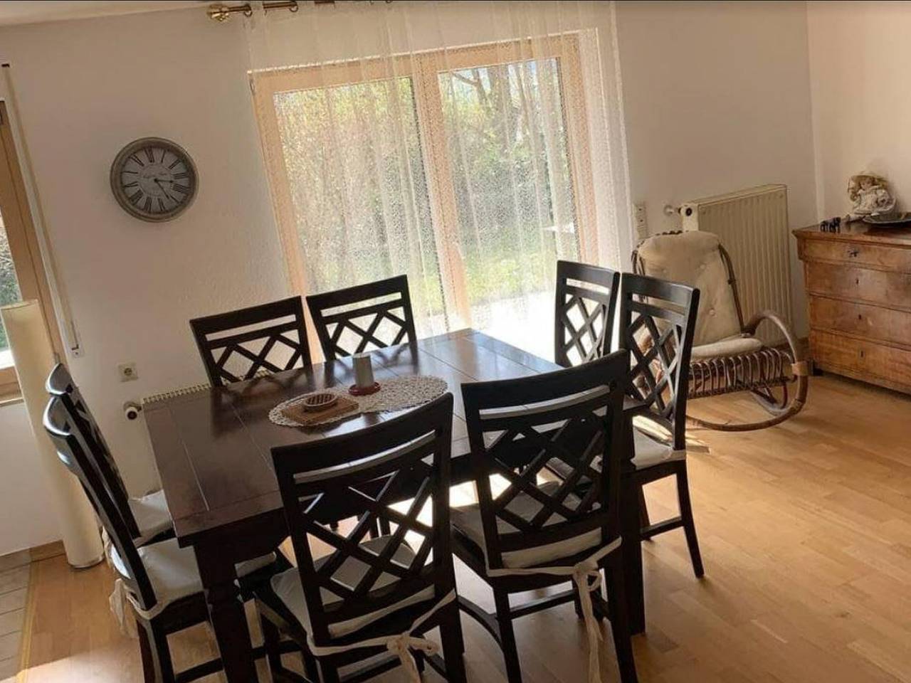 Ganze Wohnung, Ferienwohnung 'Rosengarten, 65 Qm' mit Bergblick, Balkon und Wi-Fi in Bad Urach, Albsteig Etappe 9