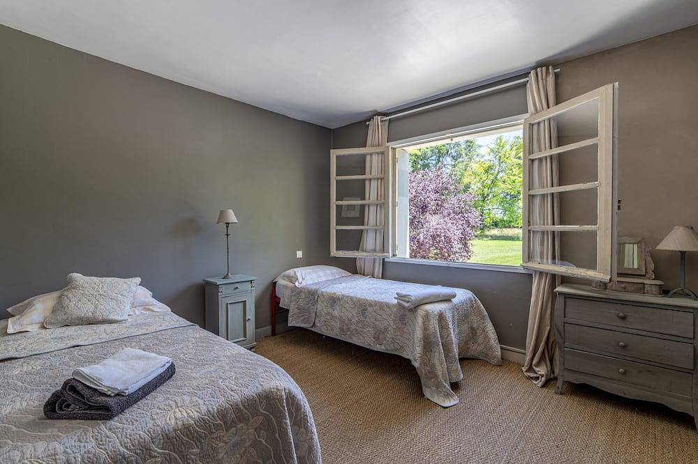 Château4*- cuisine de chef, vue, 2 piscines privées -max 16 pers in Montréal (Gers), Gers