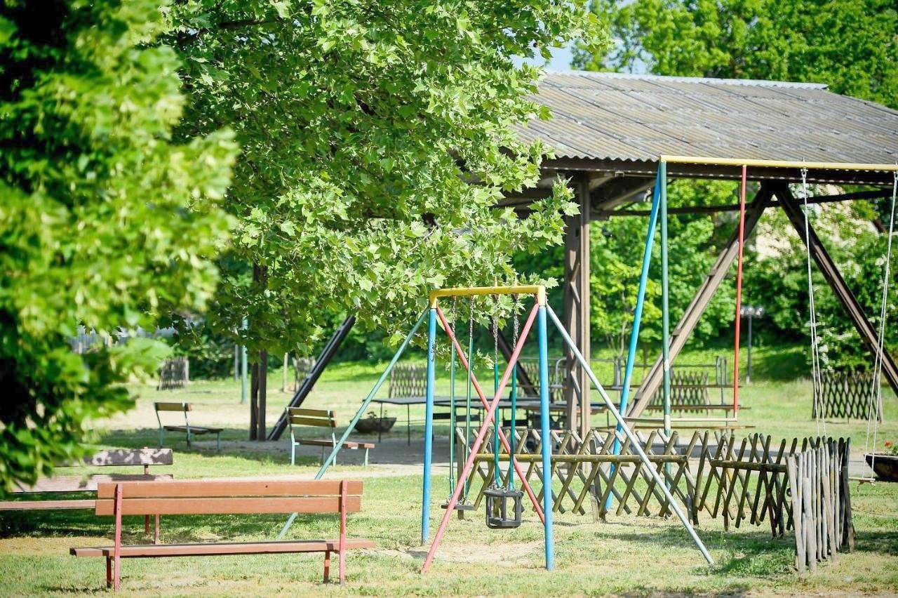 Empty spot 45 m2 ( without tent or caravan ) in Balatonlelle, Południowe brzegi Balatonu