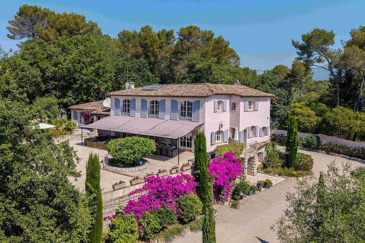 Villa for 12 people, with garden and terrace in Valbonne