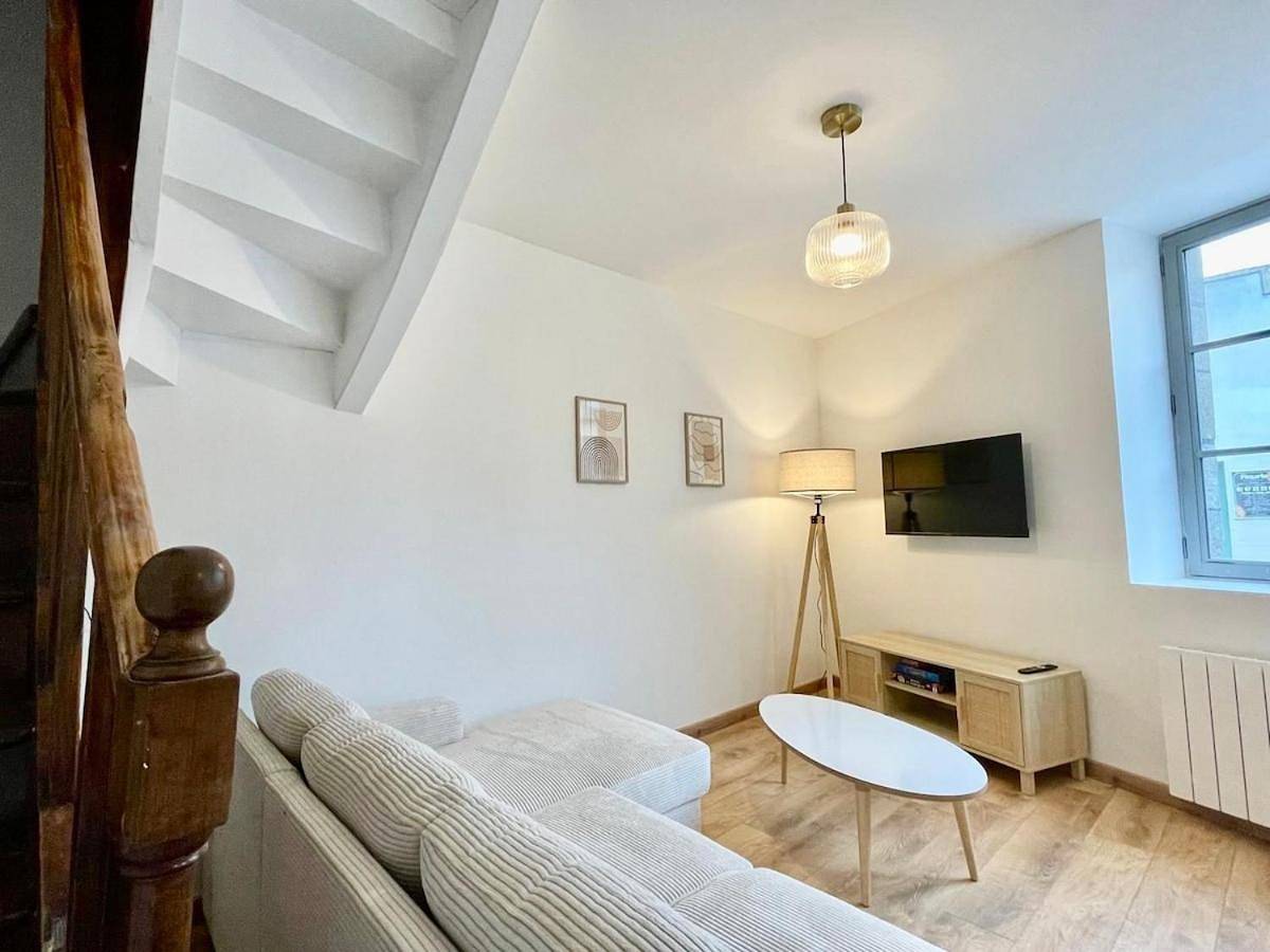 Appartement entier, Petite Maison de ville face au château et du canal in Josselin, Région de Pontivy