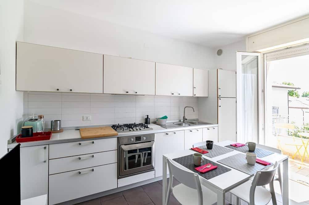 Ganze Wohnung, Guesthost - 100 meters from the sea and 2 km from the fair, our apartment is located on the second and last floor of a building with a lift (Not suitable for disabled people). There are two steps at the entrance.In 45 m2 of space it comfortably accommoda in Rimini, Rimini Provinz