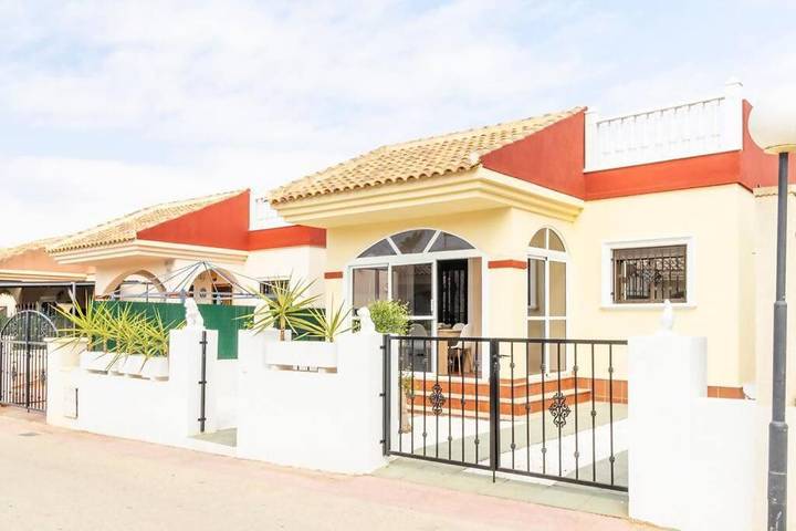 Casa rural para 5 personas, con jardín además de piscina y terraza en Torrevieja