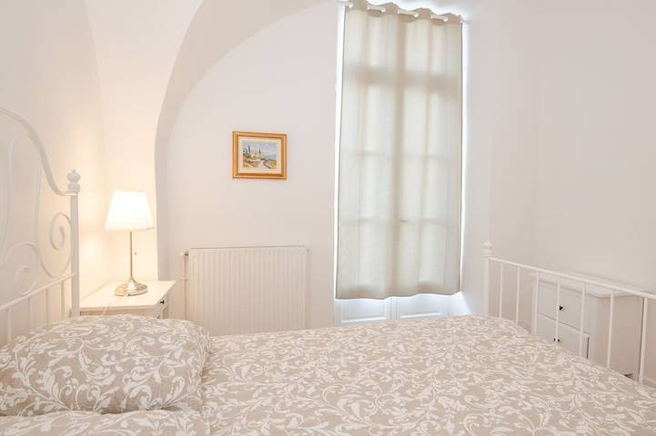 Apartamento entero, Apartamento-Apartamento-Baño privado con bañera-Vista al patio in Issoire, Besse-et-Saint-Anastaise region