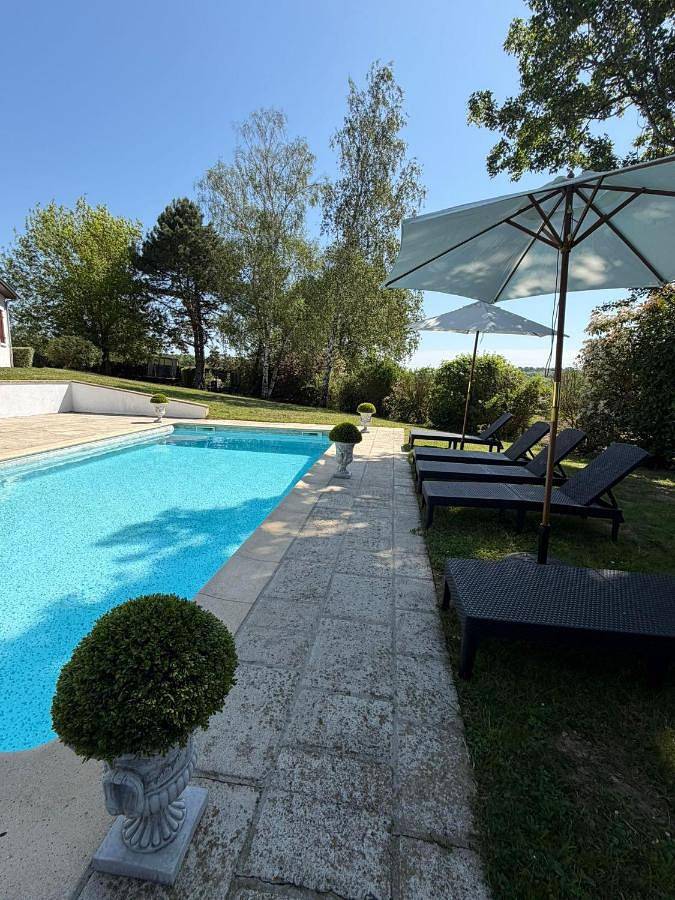 Villa Relax avec Piscine Privée à 90 min de Paris in Chantecoq, Région de Montargis