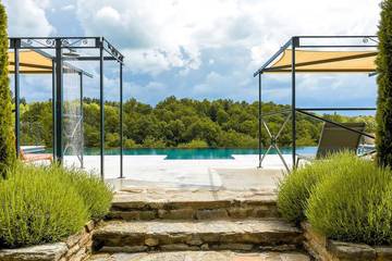 Location de vacances pour 15 personnes, avec jardin ainsi que jacuzzi et piscine à Coussac-Bonneval