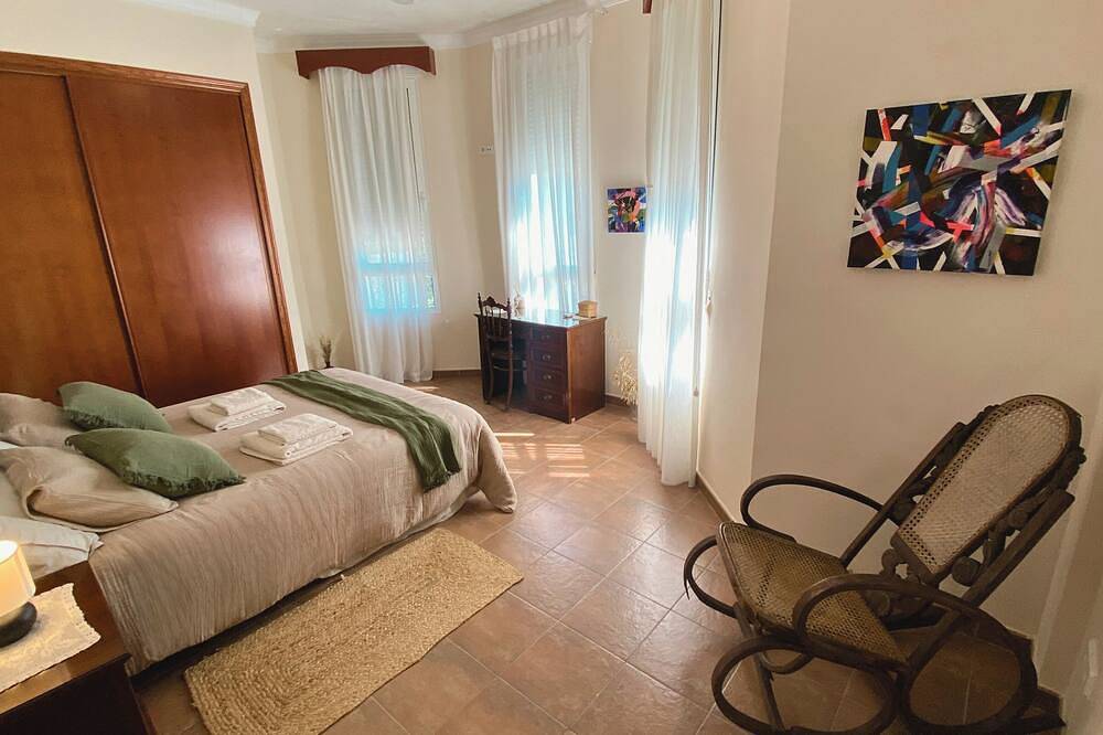 Bamboo Room with mountain views and lots of natural light in Alzira, Valencia Provincie