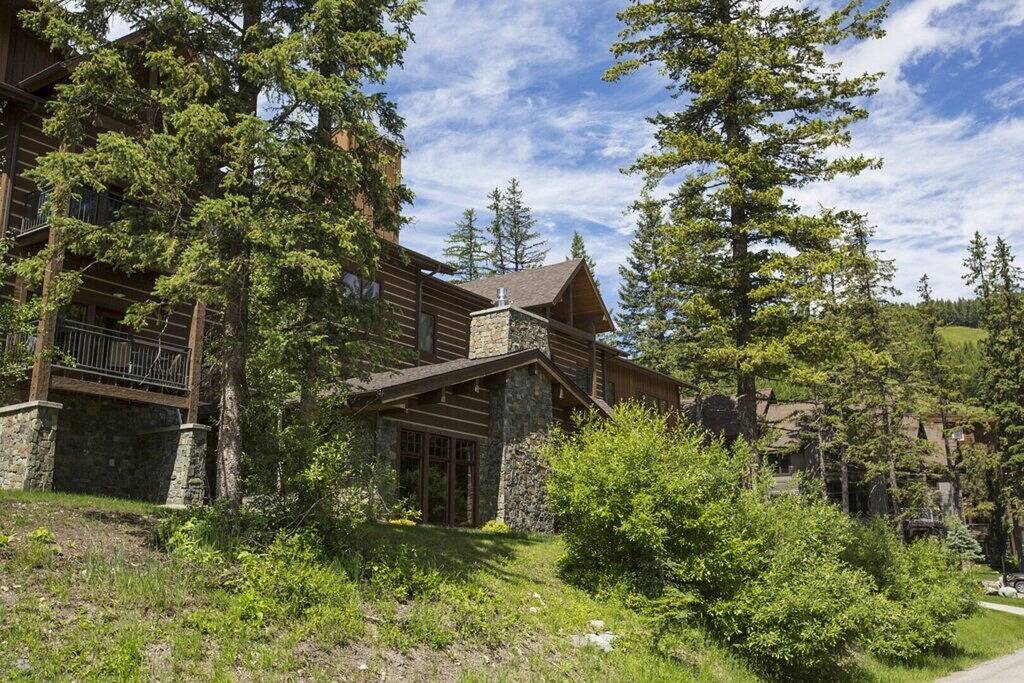 Das Pines 180B ist ein wunderschön eingerichtetes Zimmer im Hotelstil. in Glacier-Nationalpark